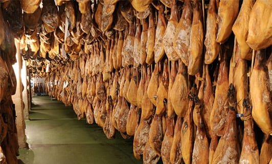 Tabla de jamón ibérico gourmet cortado a cuchillo